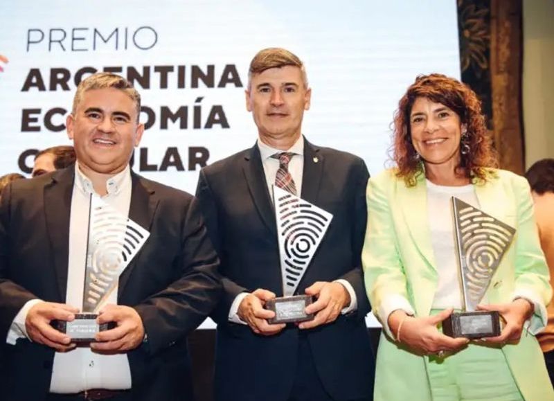 La tercera edición del Premio Argentina Economía Circular reconoce a empresas, comunidades y gobiernos que impulsan la sostenibilidad mediante procesos innovadores. La foto muestra a los ganadores de 2024, referentes de un futuro circular.
