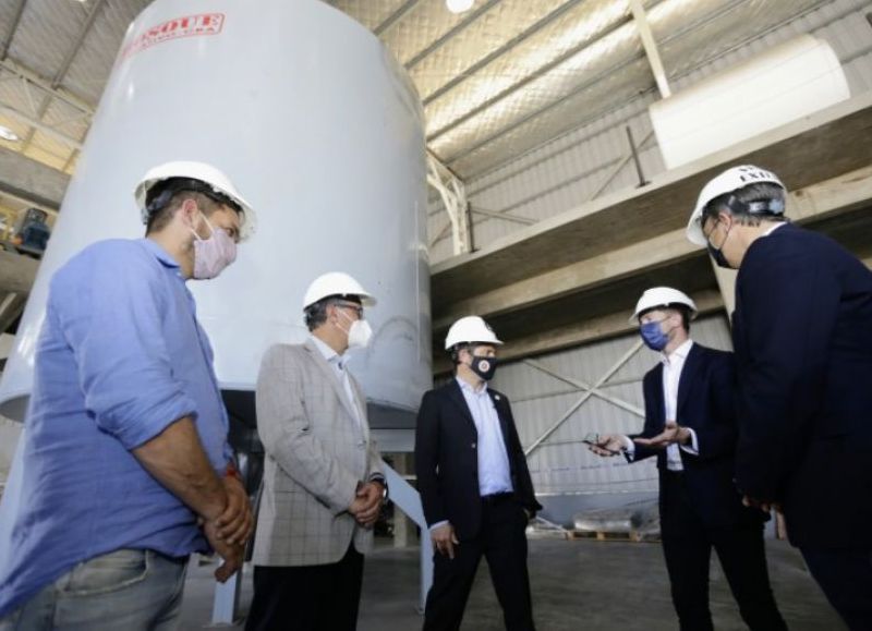 El gobernador de la provincia de Buenos Aires, Axel Kicillof, recorrió este martes en Almirante Brown las instalaciones de la nueva planta de Plaquimet, una de las 300 empresas que conforman el parque industrial de Burzaco.