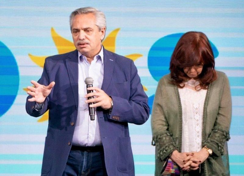 Alberto Fernández después de los primeros resultados de las PASO y detrás, Cristina Fernández de Kirchner.