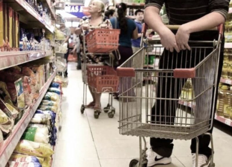 El costo de la canasta básica alimentaria (CBA) subió 4,6 por ciento en mayo, por lo que un grupo familiar compuesto por dos adultos y dos menores necesitó percibir ingresos por 44.498,60 pesos para no caer en la indigencia.