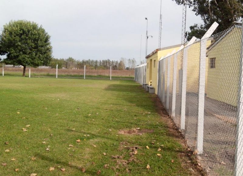 “Hemos vivido una situación horrible”, declaró el vicepresidente del Club Peñarol de Olmos, Mariano Villalba, quien debió enfrentar la agresión física y verbal por parte de una familia de supuestos propietarios.