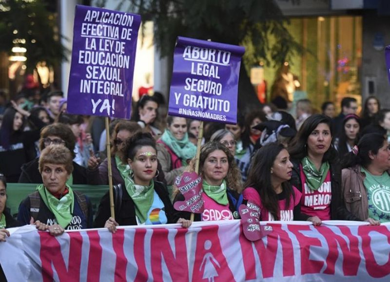 Se reclama que "se garantice el acceso al sistema de justicia para mujeres, lesbianas, bisexuales, travestis, trans y no binaries".