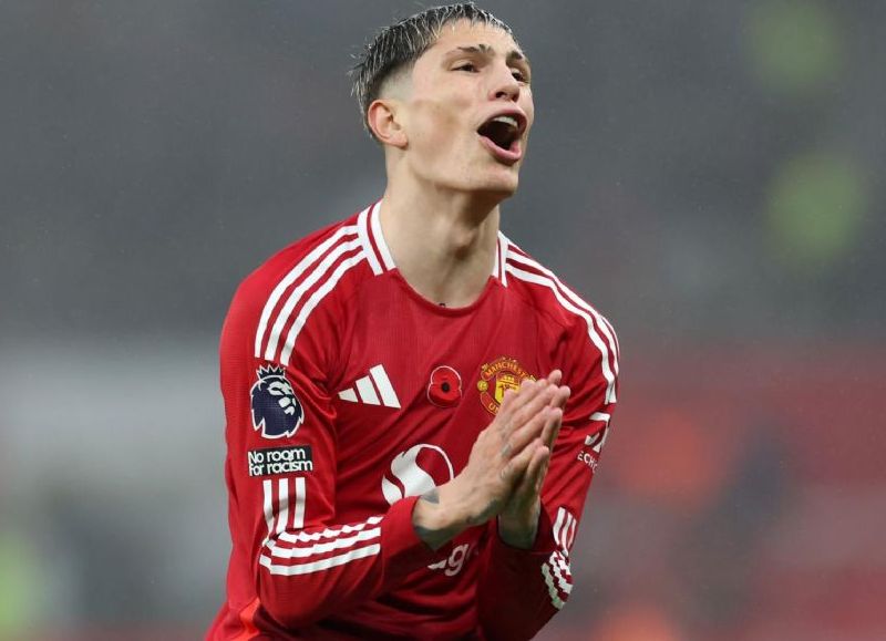 El argentino, tras una temporada irregular en Manchester United, podría llegar a Londres en un intercambio con el delantero francés.