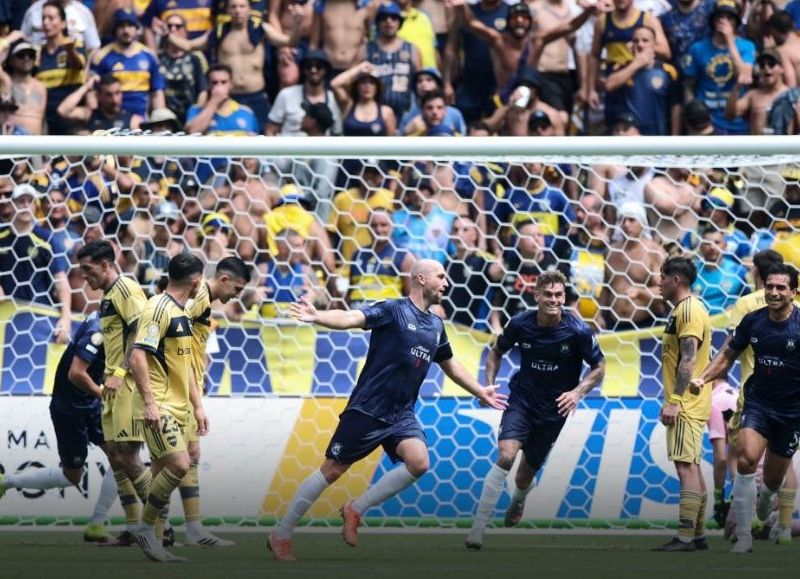 Un gol en contra ilusionó al Xeneize, pero el empate y la victoria de Benfica sellaron su eliminación en primera ronda.