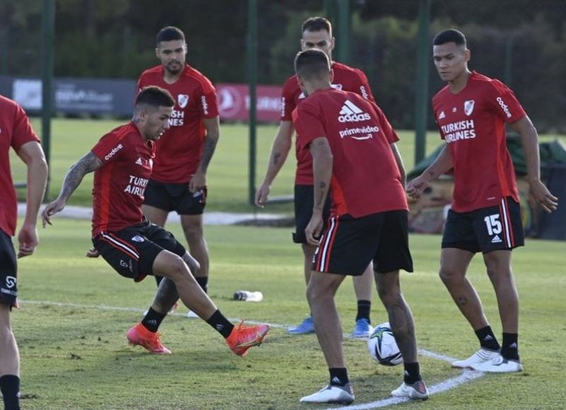El plantel de Marcelo Gallardo regresó a Buenos Aires tras el 5-0 de anoche en Salta y por la tarde retomó las prácticas en el predio de Ezeiza para empezar a preparar el partido del domingo.