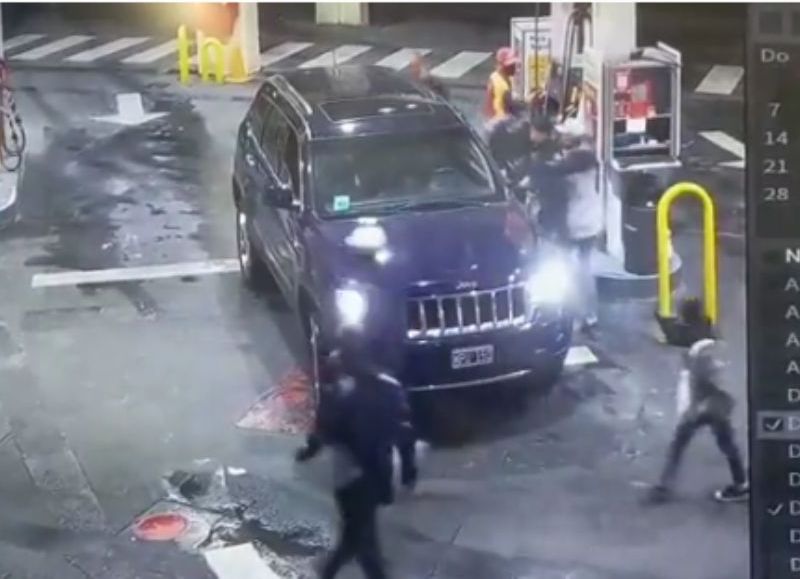 Nueve delincuentes robaron la camioneta de un hombre mientras cargaba combustible en San Telmo