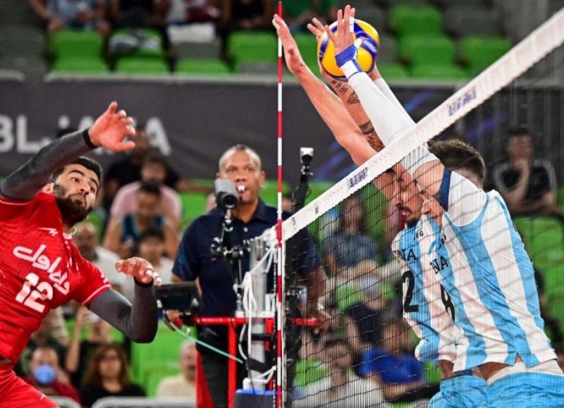 El seleccionado argentino masculino de vóleibol perdió este sábado ante Irán por 3 a 2 en su debut en la 20a. edición del Mundial en Polonia y Eslovenia.