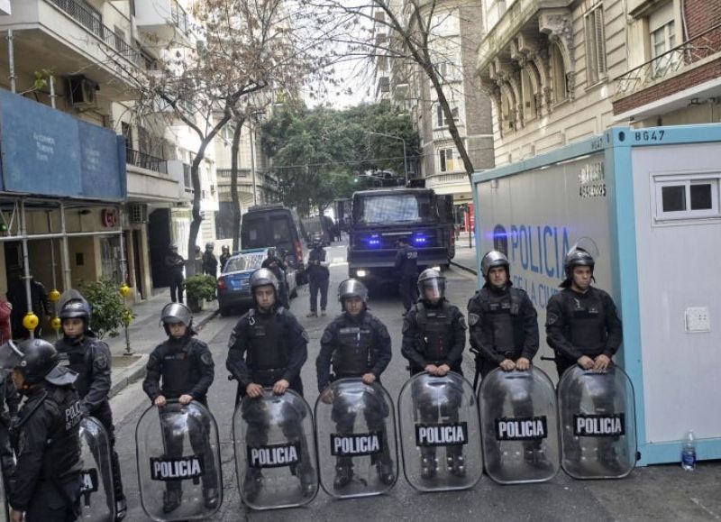 Militantes y referentes del Frente de Todos (FdT) se manifestan en la plaza ubicada en Juncal y Paraná, en el barrio porteño de Recoleta, en apoyo a la vicepresidenta Cristina Fernández de Kirchner.