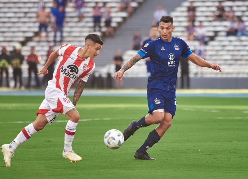 En el Estadio Mario Alberto Kempes, La Gloria golpeó primero con un penal de Puebla, la T reaccionó con Bustos y Botta y finalmente Santiago Rodríguez puso el 2-2 final.