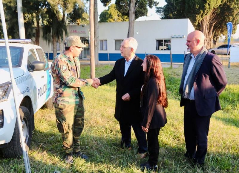 "Estamos mejorando la seguridad rural para prevenir robos de animales y la cría de galgos, una práctica extendida en la zona", destacó el jefe comunal, agradeciendo al Ministerio de Seguridad por los recursos aportados.
