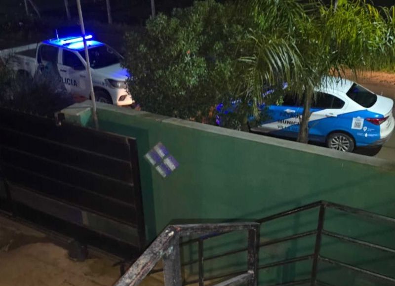 La Policía de la provincia de Buenos Aires afuera de la vivienda de Julio Kuchinsky en Villa Gesell.