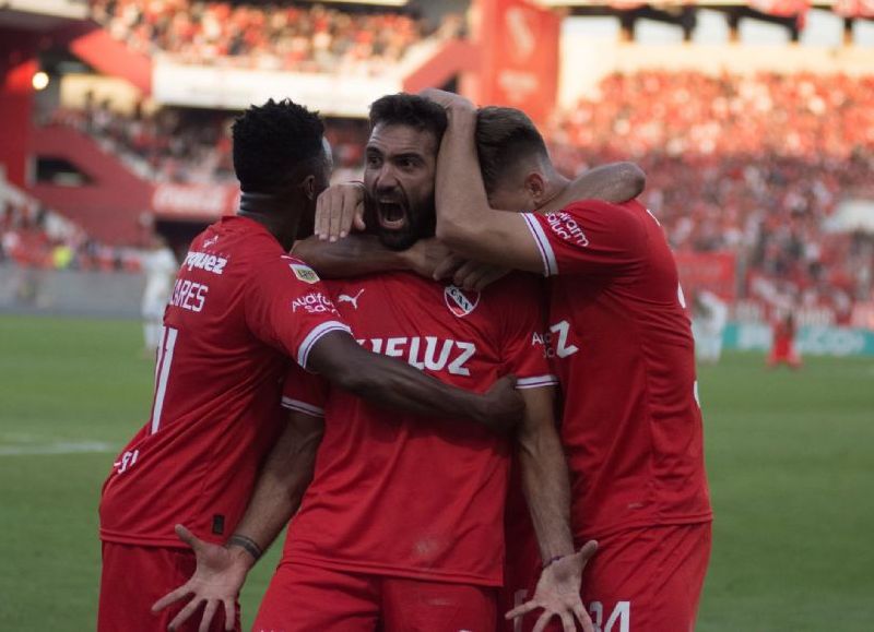 Desde el Estadio Libertadores de América – Ricardo Bochini, el Matador de Victoria visitó al Rojo, que se llevó los tres puntos en la última jugada del partido.
