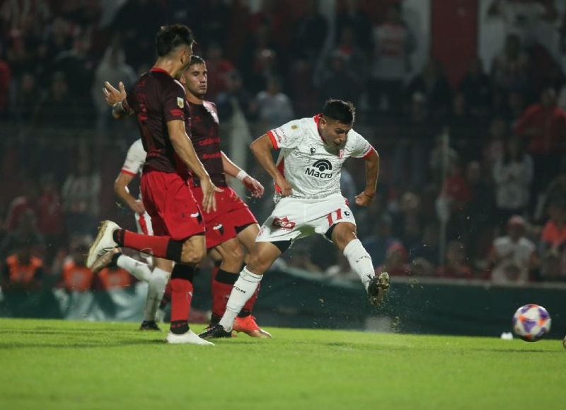 La Gloria se impuso al Sabalero por 1-0, con gol de Adrián Martínez a los 48 minutos del complemento.