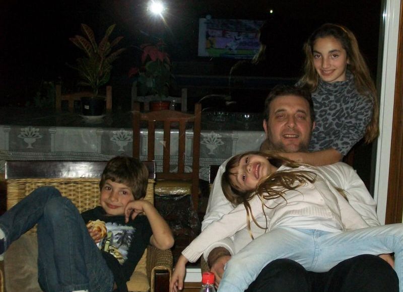 Aldo César Scozzatti, junto a sus hijos disfrutando en familia cuando estaba libre.