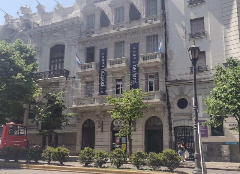 Es administrada por Francisco Vila Basualdo y Eugenia Martinez y están ubicados en Avenida 7 y 49, pleno centro de La Plata.