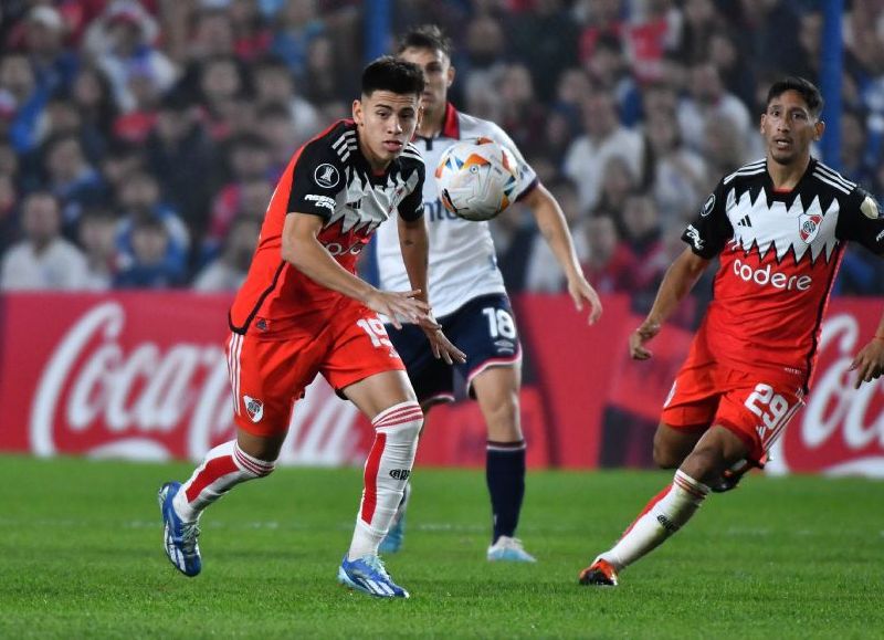 El Millonario ganaba con goles de Borja y Colidio en el Gran Parque Central, pero en una noche polémica por dos rojas perdonadas al local, el Bolso puso el 2-2 final en una ráfaga con doblete de Carneiro.