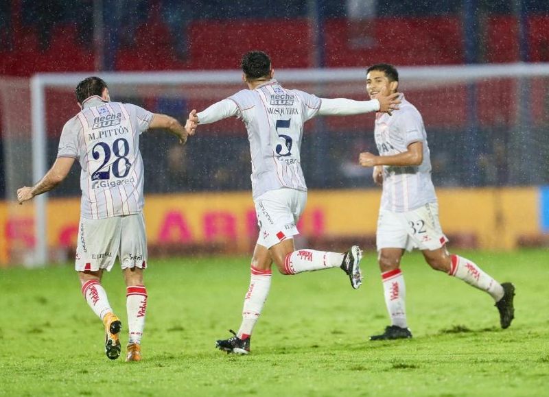 Con un gol del juvenil Joaquín Mosqueira, el Tatengue se llevó los tres puntos de Victoria y dejó al local en el último puesto de la tabla anual.