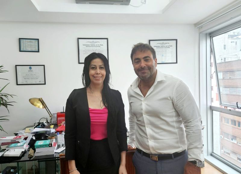 La periodista Viviana Aguirre junto al abogado Marcelo Peña.