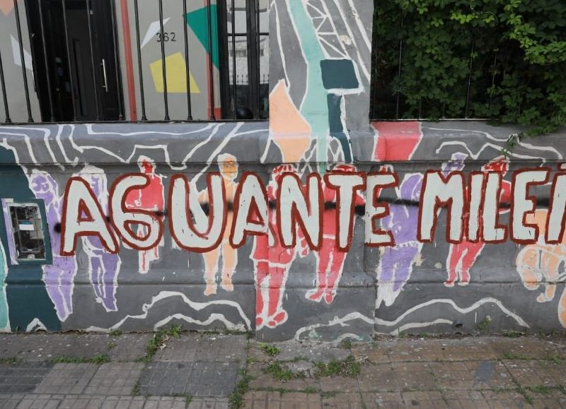 Un seguidor de Javier Milei, denunciado de acoso sexual, atacó el local de la Izquierda en La Plata