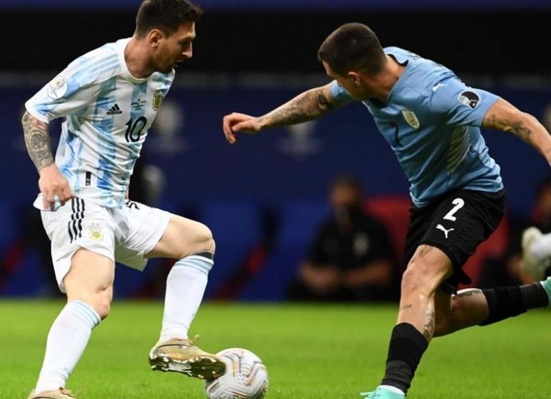 El seleccionado argentino de fútbol, que lleva 23 partidos invicto, recibe a Uruguay, en el partido postergado de la quinta fecha de Eliminatorias Sudamericanas hacia el Mundial de Qatar 2022.