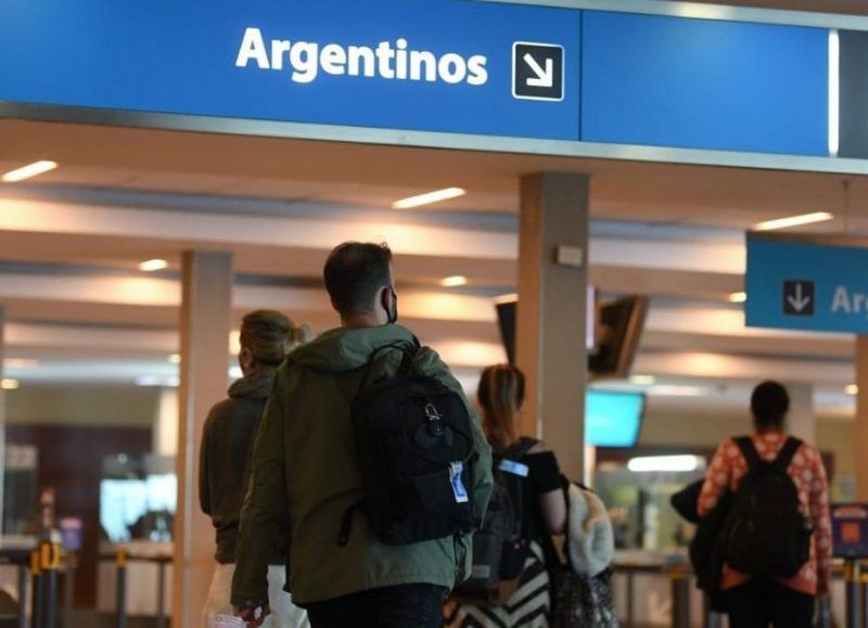 Ante las grandes críticas de un sector de la sociedad, que piden regresar a la Argentina y que el cupo de ingreso son solo 600 personas por día, el Gobierno se encuentra en una encrucijada.