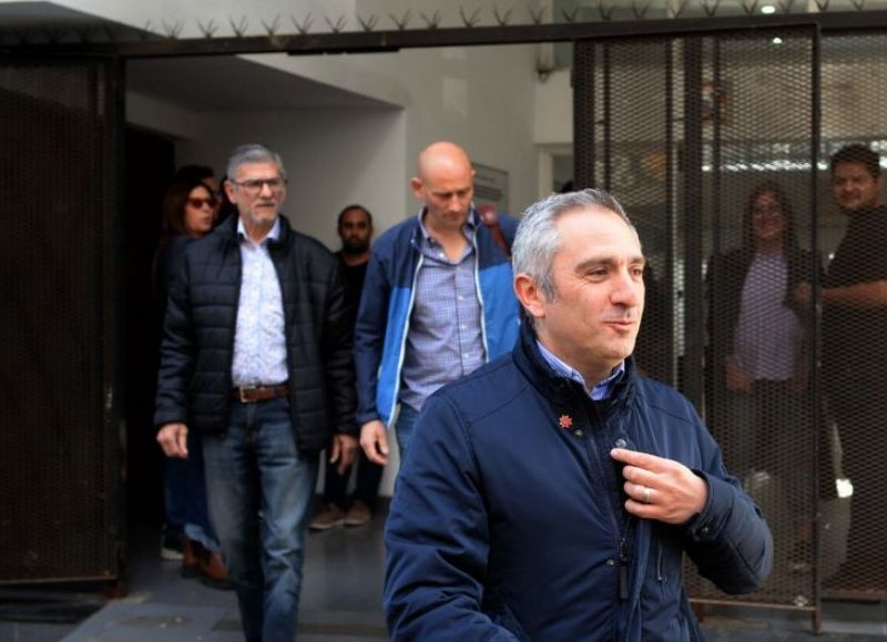 La tensión se agravó luego de que saliera a la luz que un grupo de líderes piqueteros encabezado por Emilio Pérsico visitó a Héctor Daer, Gerardo Martínez, José Luis Lingeri y Andrés Rodríguez, el sector que en los hechos controla la CGT.