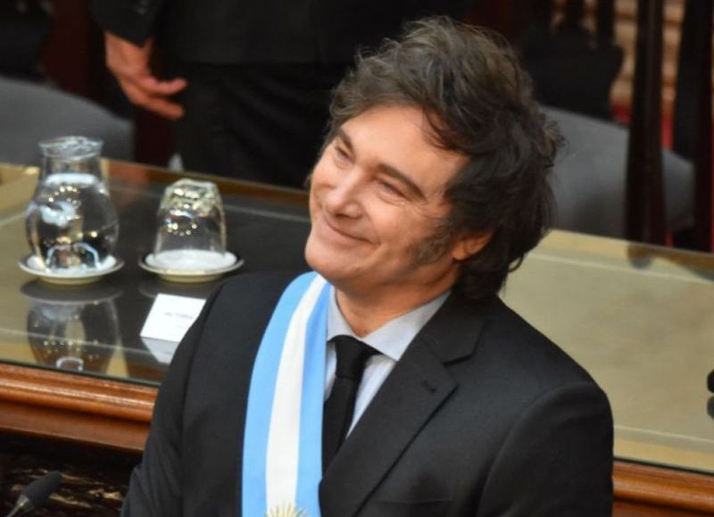 El presidente publicó en X una imagen con una falsa encuesta atribuida a FOPEA, que desmintió su existencia y expresó su alarma por la difusión de noticias falsas desde el Poder Ejecutivo.