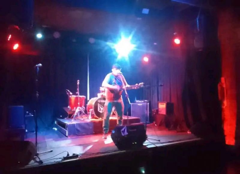 El cantante Javi Agüero impulsa su carrera con el estreno de "Casita Blanca" y nuevos shows en vivo