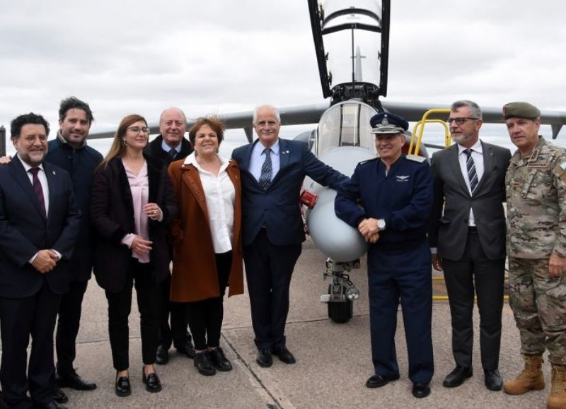 La Fábrica Argentina de Aviones (FADeA) entregó este viernes a la Fuerza Aérea Argentina una nueva unidad del avión de entrenamiento avanzado IA63 “Pampa III”.