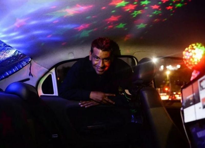 Juan, un amante de los autos y la música, decidió fundar su propia empresa para unir sus 2 pasiones, y su esfuerzo y creatividad lo posicionan como una estrella en ascenso.
