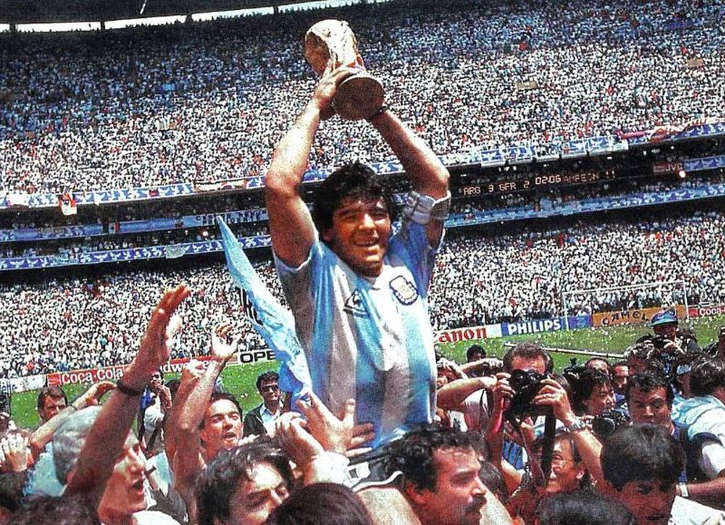 Diego Armando Maradona alzándose con el trofeo tan deseado.