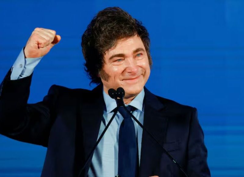 El presidente defendió a su asesor, quien le quitó la credencial a un reportero y le tomó una foto durante un debate. Organismos de derechos humanos alertaron por el creciente hostigamiento a periodistas en Argentina.