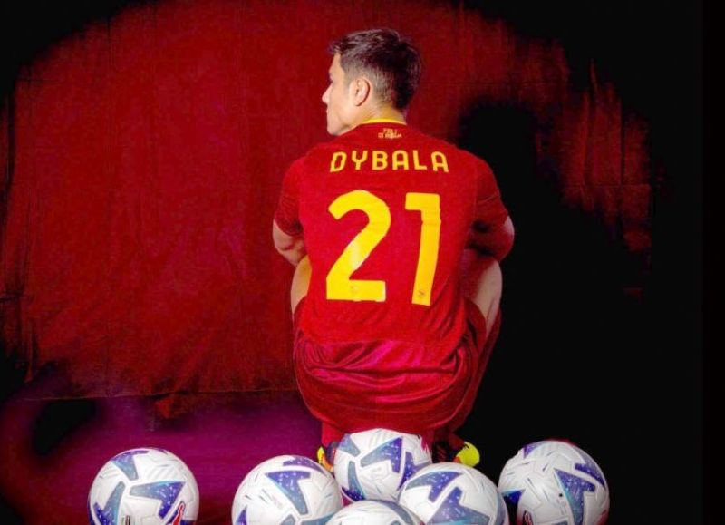 En el primer día de venta de la casaca de Paulo Dybala, con el número 21, los hinchas de la AS Roma agotaron las prendas no sólo a través de las vendidas en las tiendas oficiales como online.