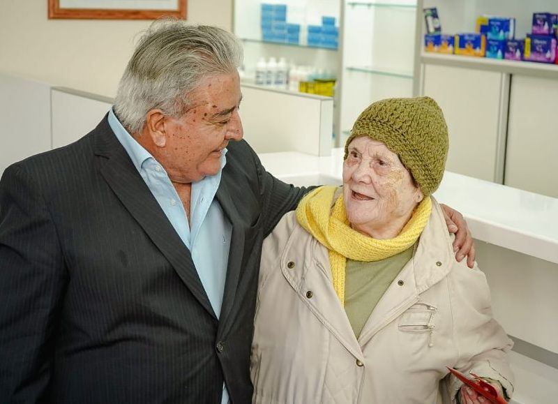 Julio Rubén Ledesma junto a la primera asociada en adquirir sus medicamentos, Isabel Muntaner.