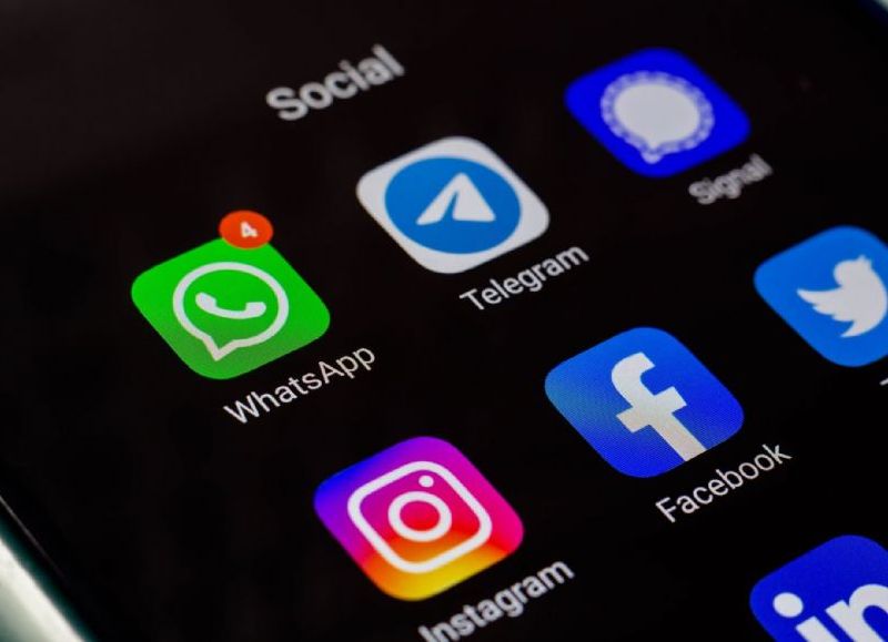 Los primeros reportes sobre la caída de Whatsapp -propiedad de Facebook, al igual que Instagram- se produjeron a las 12.15 de este lunes, y en menos de una hora sumaron más de 20.100, precisó Downdetector.