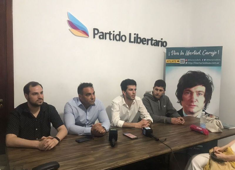 En la sede del Partido Libertario ubicada en Diagonal 74 entre 5 y 6, el dirigente Marcelo Peña realizó la presentación del equipo técnico que acompaña al diputado nacional y candidato a presidente Javier Milei.