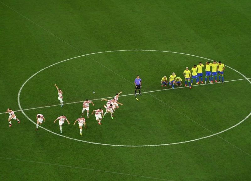 Brasil y Croacia empataron 1-1 en 120 minutos y, con un 4-2 por penales, los europeos se convirtieron en el primer semifinalista de la Copa Mundial de la FIFA. Espera por el ganador de la Selección Argentina y Países Bajos.
