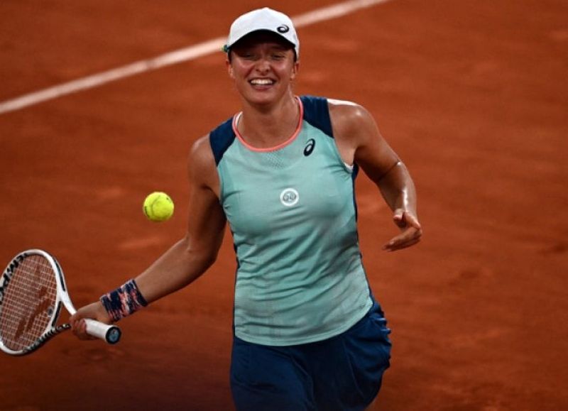 La polaca Iga Swiatek se consolidó en la cima del tenis mundial femenino al conquistar este sábado por segunda vez en su carrera el abierto de Roland Garros, tras arrasar en la final a la estadounidense Cori Gauff por 6-1 y 6-3.