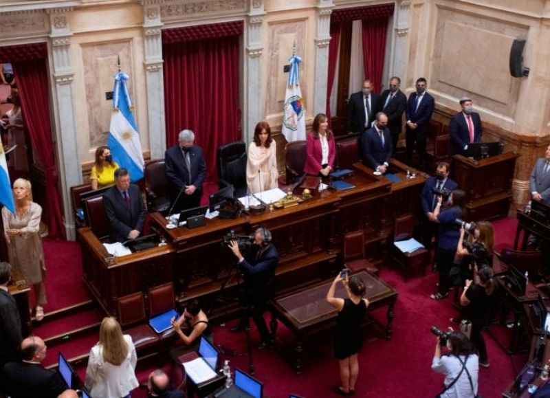 La vicepresidenta Cristina Fernández de Kirchner abrió a las 14.08 la sesión especial en la que se buscará aprobar el proyecto de ley que autoriza al Poder Ejecutivo a firmar el acuerdo para refinanciar la deuda contraída por el macrismo.
