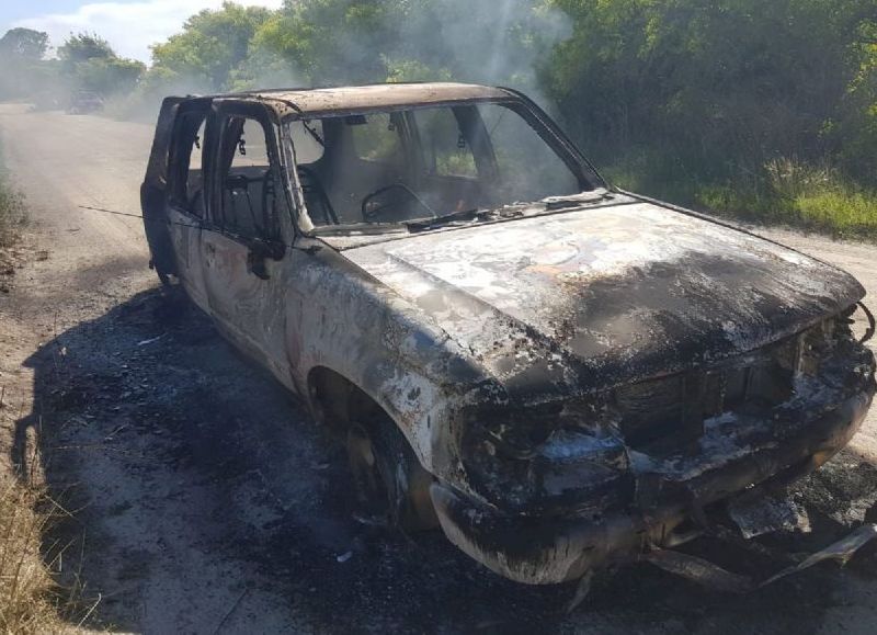 El personal policial de la Unidad de Investigación Fiscal de turno encontraron en un auto en el tramo del camino que une La Plata con Punta Indio, un cadáver y el vehículo incinerado.