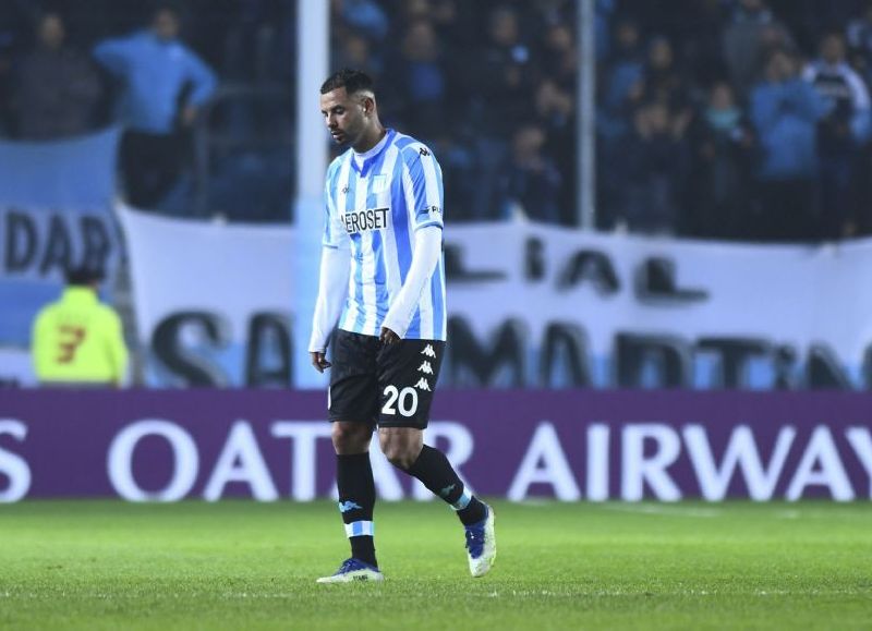 El colombiano salió lesionado, entre lágrimas, en el partido de Racing ante Gimnasia y estará un mes afuera de las canchas.