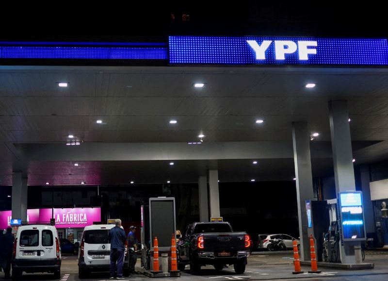 Millonarios gastos en publicidad y sueldos del directorio ponen a YPF en el centro de la polémica