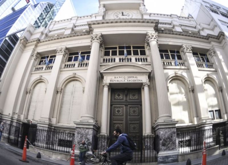 El directorio del Banco Central (BCRA) definió un aumento del 48 por ciento actual al 53 por ciento en el piso de tasas en los plazos fijos que aplican los bancos.