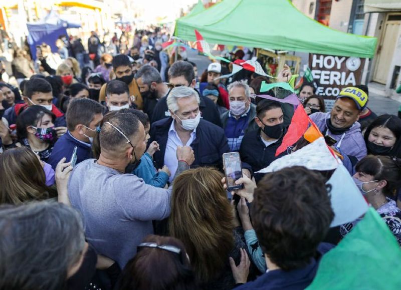 El presidente Alberto Fernández recorrió la Feria de Dock Sud y luego participó de un plenario de la Agrupación Eva Perón, en el partido bonaerense de Avellaneda, según consignaron fuentes oficiales.