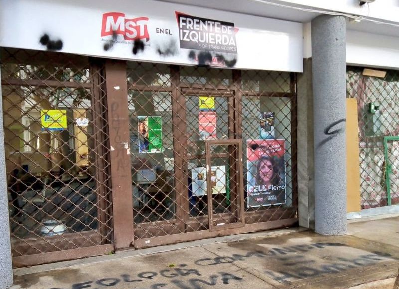 En el local del Frente de Izquierda-MST ubicado en la calle Parral 129, en Caballito, apareció vandalizado con pintadas en su frente y vereda que dicen “ideología asesina” y “comunismo=hambre”.