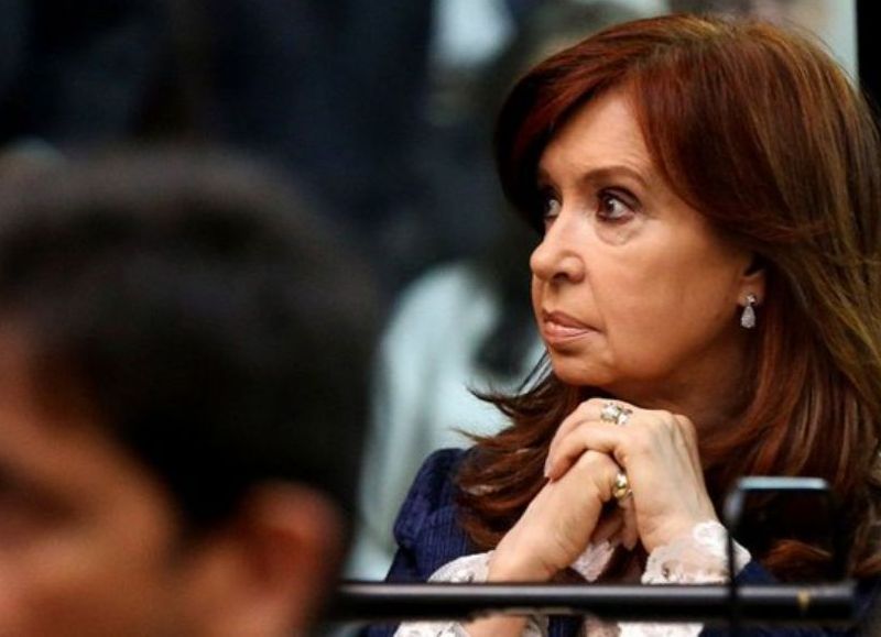 La fiscalía que interviene en el juicio por el supuesto direccionamiento de la obra pública vial en Santa Cruz entre el 2003 y el 2015 pidió este lunes que la vicepresidenta Cristina Fernández de Kirchner sea condenada a 12 años de prisión.