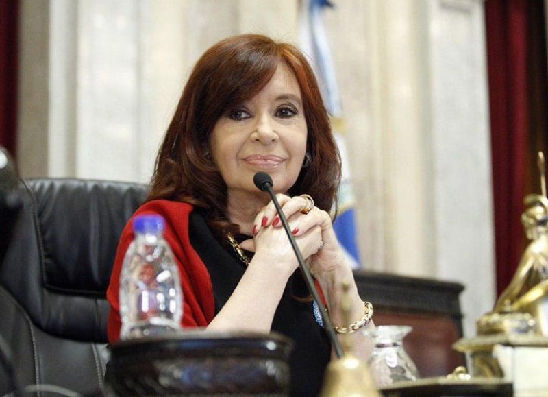 Funcionarios nacionales, gobernadores, legisladores y dirigentes del Frente de Todos (FdT) expresaron este lunes su "solidaridad" hacia la vicepresidenta Cristina Fernández de Kirchner .