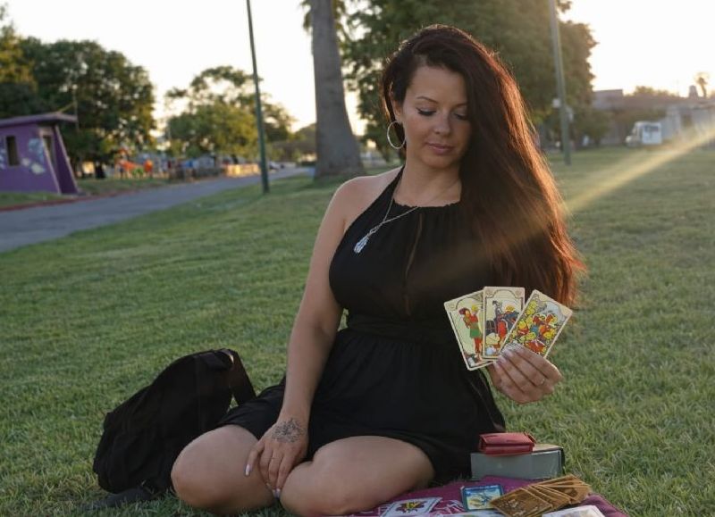 Karen Light integra tarot terapéutico, yoga y sanación energética dentro de su nueva empresa de bienestar espiritual.