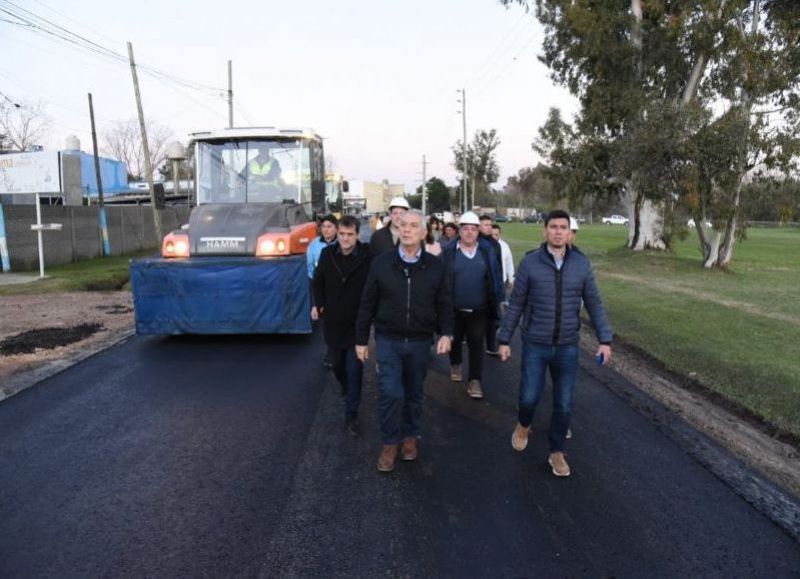 La Plata: con la pavimentación del ingreso a la localidad, Alak puso en marcha el plan de obras en Arturo Seguí