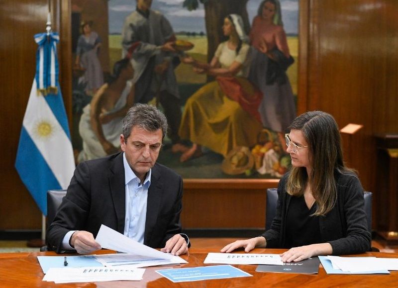 El ministro de Economía, Sergio Massa, y la directora ejecutiva del Anses, Fernanda Raverta.